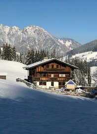 Ferienwohnungen Hacklstoana in der Wintersonne
