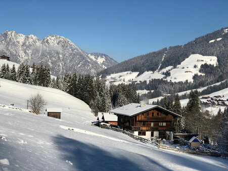 Skiroute vor dem Haus Hacklstoana